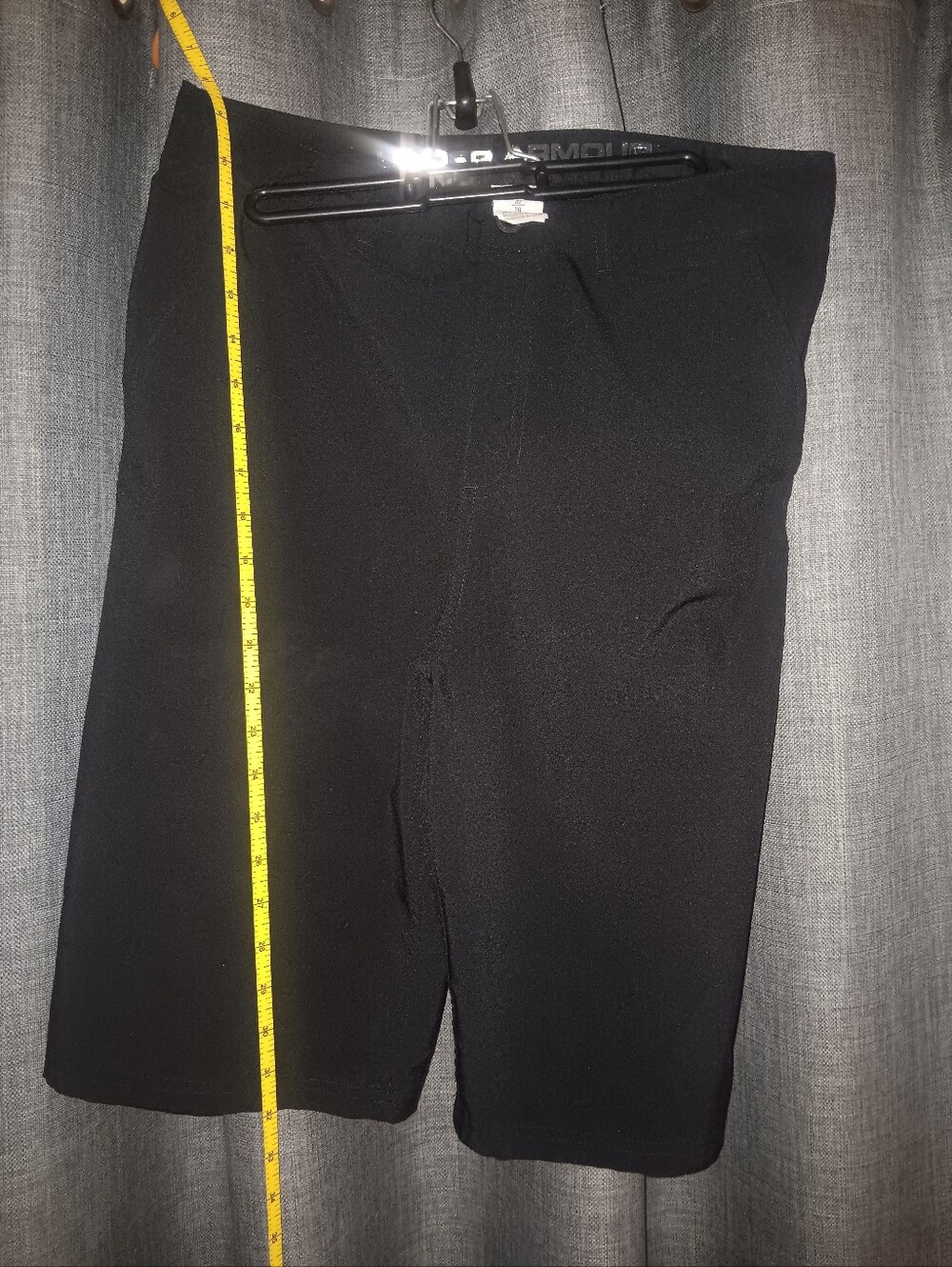 Under Armour Black Athletic Shorts Mens 30 W 20 L